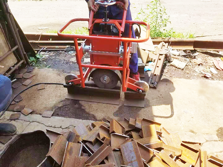 FMG-3.0型(xíng)内燃槽型軌仿形(xing)打磨機